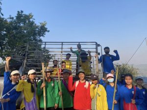 คณาจารย์ บุคลากร และนักเรียนได้ร่วมมือกันสร้างแนวกันไฟ